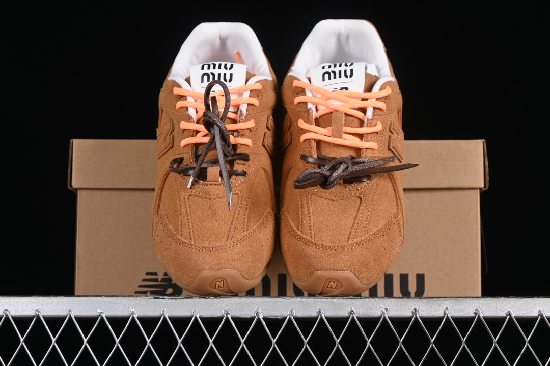 💰240纯原
MiuMiu x New Balance 530系列 意大利奢侈品牌/缪缪联名款低帮经典复古休闲运动慢跑鞋
#鞋款采用解构和轻盈的设计,彷旧的布料包覆着 New Balance 530的轮廓,刻意磨损、不均匀的皮革色调,让波鞋多了不同的个性 这款联名鞋款配有双鞋带设计,包括白色、橙色、棕色和黄色鞋带,营造出随性系起的感觉,为整体感又多了几分 Boyish 以及率性感
尺码:36 37 37.5 38 38.5 39.5 40 40.5 41.5 42 42.5 43.5 44 44.5 45 H8D4