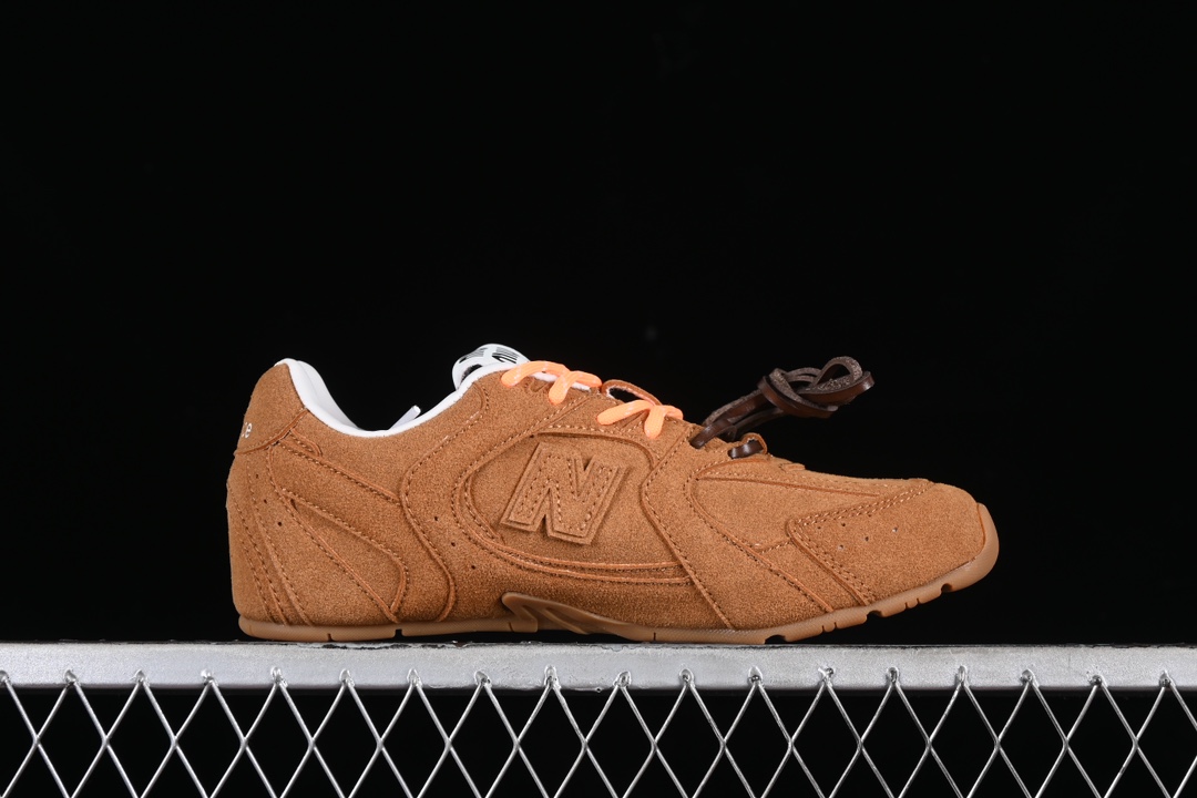 💰240纯原
MiuMiu x New Balance 530系列 意大利奢侈品牌/缪缪联名款低帮经典复古休闲运动慢跑鞋
#鞋款采用解构和轻盈的设计,彷旧的布料包覆着 New Balance 530的轮廓,刻意磨损、不均匀的皮革色调,让波鞋多了不同的个性 这款联名鞋款配有双鞋带设计,包括白色、橙色、棕色和黄色鞋带,营造出随性系起的感觉,为整体感又多了几分 Boyish 以及率性感
尺码:36 37 37.5 38 38.5 39.5 40 40.5 41.5 42 42.5 43.5 44 44.5 45 H8D4