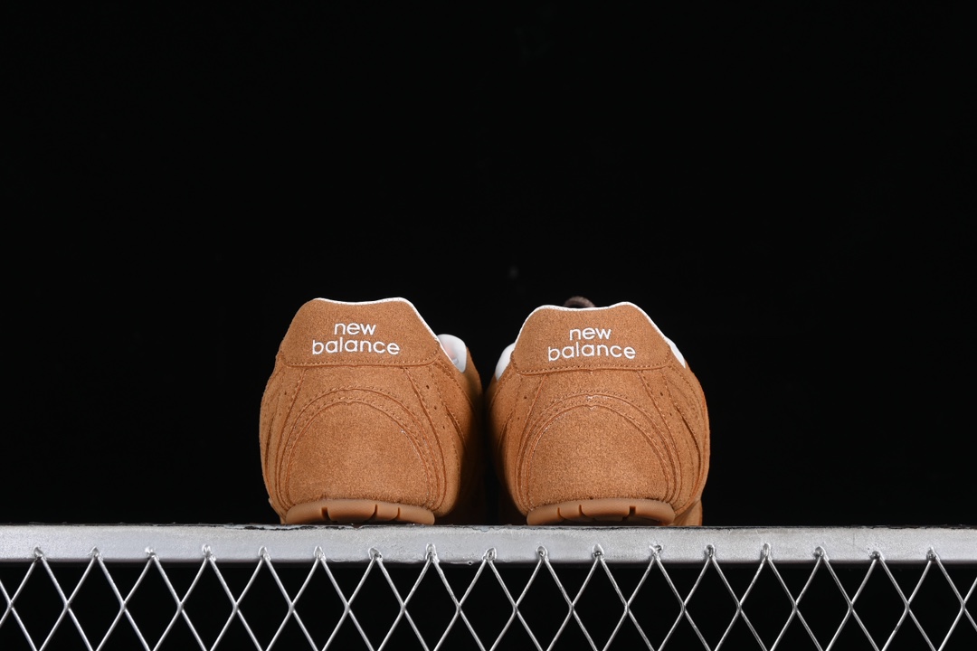 💰240纯原
MiuMiu x New Balance 530系列 意大利奢侈品牌/缪缪联名款低帮经典复古休闲运动慢跑鞋
#鞋款采用解构和轻盈的设计,彷旧的布料包覆着 New Balance 530的轮廓,刻意磨损、不均匀的皮革色调,让波鞋多了不同的个性 这款联名鞋款配有双鞋带设计,包括白色、橙色、棕色和黄色鞋带,营造出随性系起的感觉,为整体感又多了几分 Boyish 以及率性感
尺码:36 37 37.5 38 38.5 39.5 40 40.5 41.5 42 42.5 43.5 44 44.5 45 H8D4