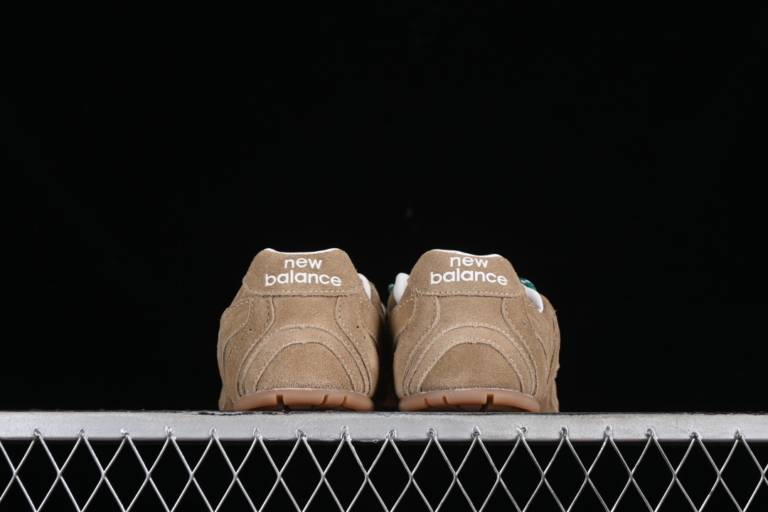 💰300纯原
MiuMiu x New Balance 530系列 意大利奢侈品牌/缪缪联名款低帮经典复古休闲运动慢跑鞋
#鞋款采用解构和轻盈的设计,彷旧的布料包覆着 New Balance 530的轮廓,刻意磨损、不均匀的皮革色调,让波鞋多了不同的个性 这款联名鞋款配有双鞋带设计,包括白色、橙色、棕色和黄色鞋带,营造出随性系起的感觉,为整体感又多了几分 Boyish 以及率性感
尺码:35 36 37 37.5 38 38.5 39.5 40 40.5 41.5 42 42.5 43.5 44 44.5 45 AJD4