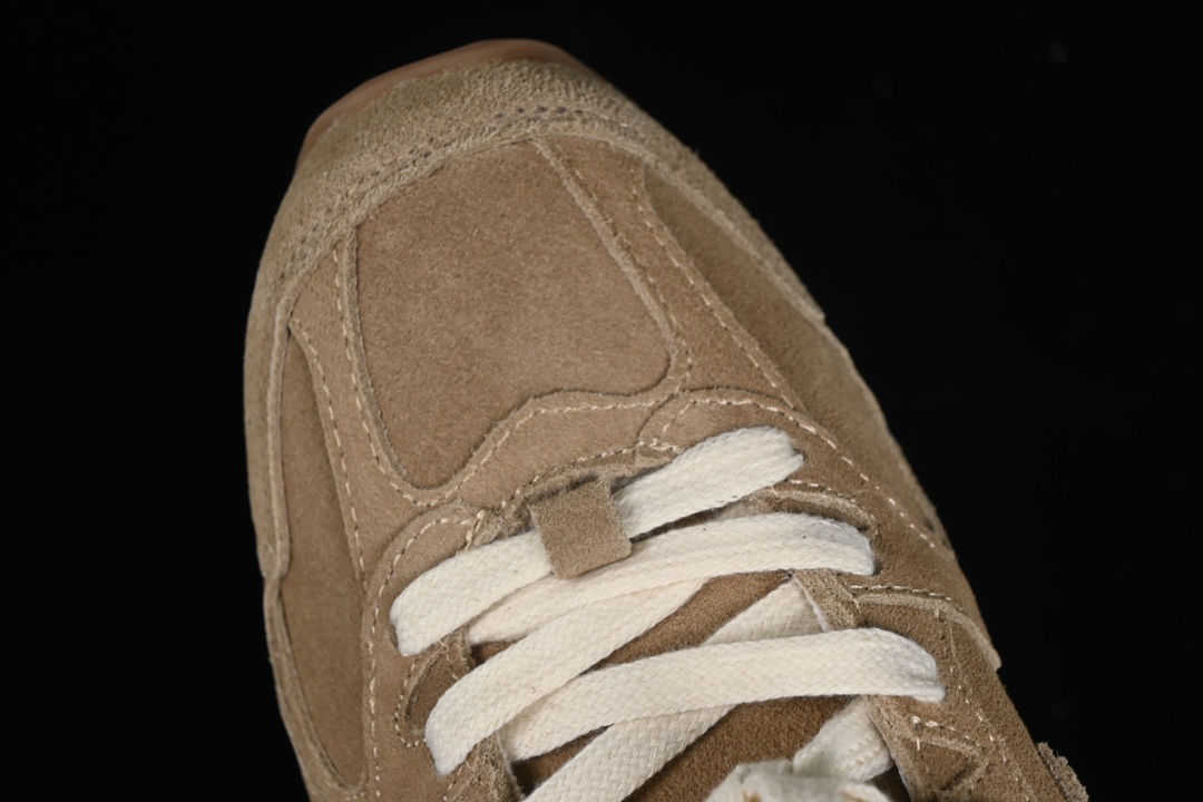 💰300纯原
MiuMiu x New Balance 530系列 意大利奢侈品牌/缪缪联名款低帮经典复古休闲运动慢跑鞋
#鞋款采用解构和轻盈的设计,彷旧的布料包覆着 New Balance 530的轮廓,刻意磨损、不均匀的皮革色调,让波鞋多了不同的个性 这款联名鞋款配有双鞋带设计,包括白色、橙色、棕色和黄色鞋带,营造出随性系起的感觉,为整体感又多了几分 Boyish 以及率性感
尺码:35 36 37 37.5 38 38.5 39.5 40 40.5 41.5 42 42.5 43.5 44 44.5 45 AJD4