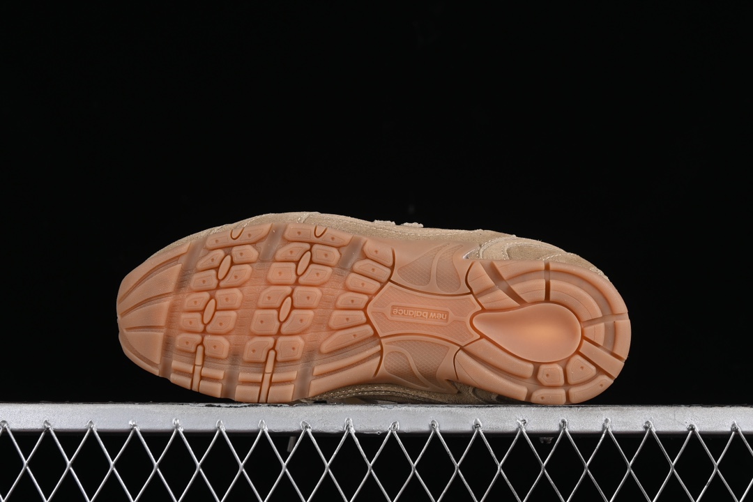 💰300纯原
MiuMiu x New Balance 530系列 意大利奢侈品牌/缪缪联名款低帮经典复古休闲运动慢跑鞋
#鞋款采用解构和轻盈的设计,彷旧的布料包覆着 New Balance 530的轮廓,刻意磨损、不均匀的皮革色调,让波鞋多了不同的个性 这款联名鞋款配有双鞋带设计,包括白色、橙色、棕色和黄色鞋带,营造出随性系起的感觉,为整体感又多了几分 Boyish 以及率性感
尺码:35 36 37 37.5 38 38.5 39.5 40 40.5 41.5 42 42.5 43.5 44 44.5 45 AJD4