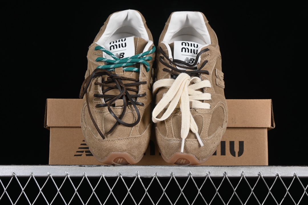 💰300纯原
MiuMiu x New Balance 530系列 意大利奢侈品牌/缪缪联名款低帮经典复古休闲运动慢跑鞋
#鞋款采用解构和轻盈的设计,彷旧的布料包覆着 New Balance 530的轮廓,刻意磨损、不均匀的皮革色调,让波鞋多了不同的个性 这款联名鞋款配有双鞋带设计,包括白色、橙色、棕色和黄色鞋带,营造出随性系起的感觉,为整体感又多了几分 Boyish 以及率性感
尺码:35 36 37 37.5 38 38.5 39.5 40 40.5 41.5 42 42.5 43.5 44 44.5 45 AJD4