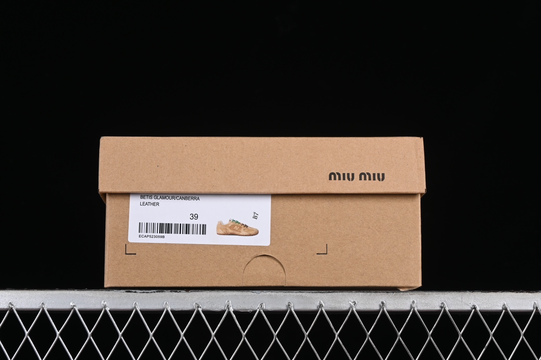 💰300纯原
MiuMiu x New Balance 530系列 意大利奢侈品牌/缪缪联名款低帮经典复古休闲运动慢跑鞋
#鞋款采用解构和轻盈的设计,彷旧的布料包覆着 New Balance 530的轮廓,刻意磨损、不均匀的皮革色调,让波鞋多了不同的个性 这款联名鞋款配有双鞋带设计,包括白色、橙色、棕色和黄色鞋带,营造出随性系起的感觉,为整体感又多了几分 Boyish 以及率性感
尺码:35 36 37 37.5 38 38.5 39.5 40 40.5 41.5 42 42.5 43.5 44 44.5 45 AJD4