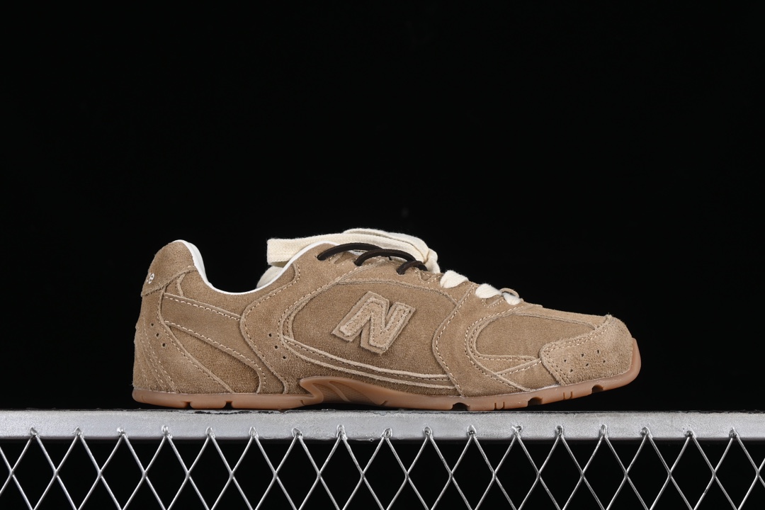 💰300纯原
MiuMiu x New Balance 530系列 意大利奢侈品牌/缪缪联名款低帮经典复古休闲运动慢跑鞋
#鞋款采用解构和轻盈的设计,彷旧的布料包覆着 New Balance 530的轮廓,刻意磨损、不均匀的皮革色调,让波鞋多了不同的个性 这款联名鞋款配有双鞋带设计,包括白色、橙色、棕色和黄色鞋带,营造出随性系起的感觉,为整体感又多了几分 Boyish 以及率性感
尺码:35 36 37 37.5 38 38.5 39.5 40 40.5 41.5 42 42.5 43.5 44 44.5 45 AJD4