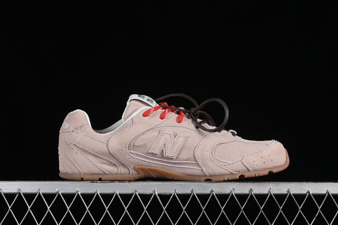 💰300纯原
MiuMiu x New Balance 530系列 意大利奢侈品牌/缪缪联名款低帮经典复古休闲运动慢跑鞋
#鞋款采用解构和轻盈的设计,彷旧的布料包覆着 New Balance 530的轮廓,刻意磨损、不均匀的皮革色调,让波鞋多了不同的个性 这款联名鞋款配有双鞋带设计,包括白色、橙色、棕色和黄色鞋带,营造出随性系起的感觉,为整体感又多了几分 Boyish 以及率性感
尺码:35 36 37 37.5 38 38.5 39.5 40 40.5 41.5 AJD4
