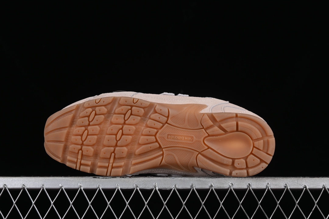 💰300纯原
MiuMiu x New Balance 530系列 意大利奢侈品牌/缪缪联名款低帮经典复古休闲运动慢跑鞋
#鞋款采用解构和轻盈的设计,彷旧的布料包覆着 New Balance 530的轮廓,刻意磨损、不均匀的皮革色调,让波鞋多了不同的个性 这款联名鞋款配有双鞋带设计,包括白色、橙色、棕色和黄色鞋带,营造出随性系起的感觉,为整体感又多了几分 Boyish 以及率性感
尺码:35 36 37 37.5 38 38.5 39.5 40 40.5 41.5 AJD4