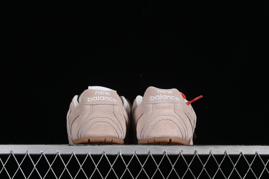 💰300纯原
MiuMiu x New Balance 530系列 意大利奢侈品牌/缪缪联名款低帮经典复古休闲运动慢跑鞋
#鞋款采用解构和轻盈的设计,彷旧的布料包覆着 New Balance 530的轮廓,刻意磨损、不均匀的皮革色调,让波鞋多了不同的个性 这款联名鞋款配有双鞋带设计,包括白色、橙色、棕色和黄色鞋带,营造出随性系起的感觉,为整体感又多了几分 Boyish 以及率性感
尺码:35 36 37 37.5 38 38.5 39.5 40 40.5 41.5 AJD4