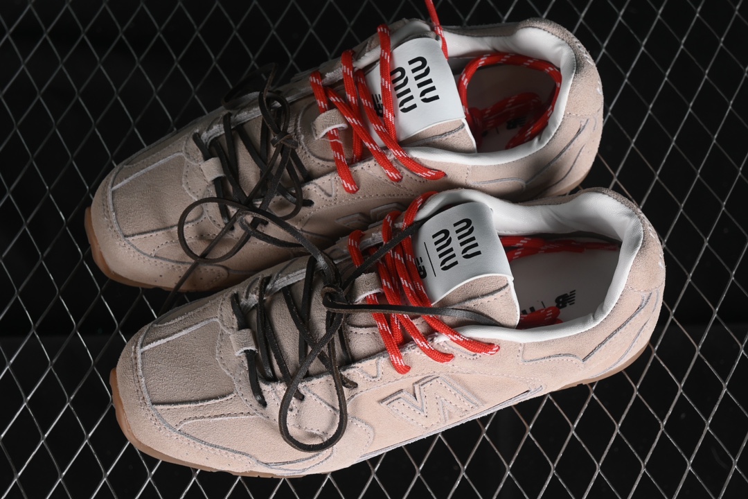 💰300纯原
MiuMiu x New Balance 530系列 意大利奢侈品牌/缪缪联名款低帮经典复古休闲运动慢跑鞋
#鞋款采用解构和轻盈的设计,彷旧的布料包覆着 New Balance 530的轮廓,刻意磨损、不均匀的皮革色调,让波鞋多了不同的个性 这款联名鞋款配有双鞋带设计,包括白色、橙色、棕色和黄色鞋带,营造出随性系起的感觉,为整体感又多了几分 Boyish 以及率性感
尺码:35 36 37 37.5 38 38.5 39.5 40 40.5 41.5 AJD4