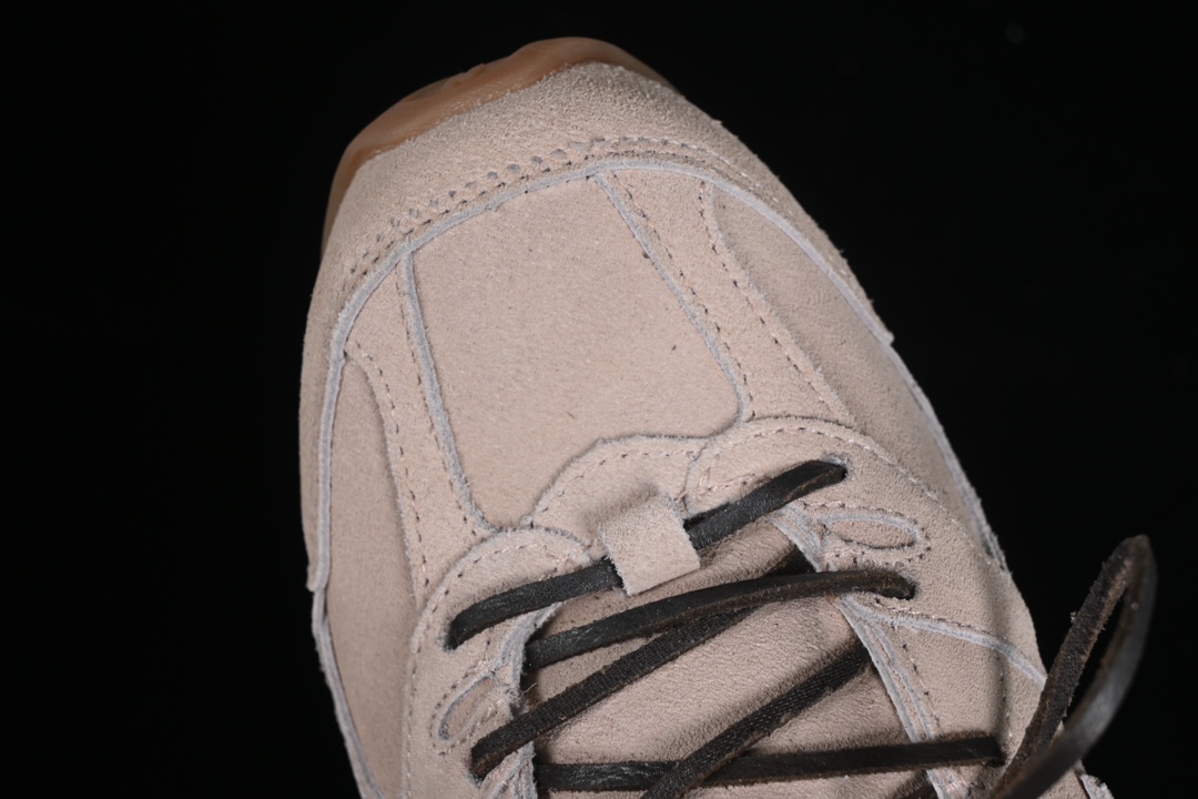 💰300纯原
MiuMiu x New Balance 530系列 意大利奢侈品牌/缪缪联名款低帮经典复古休闲运动慢跑鞋
#鞋款采用解构和轻盈的设计,彷旧的布料包覆着 New Balance 530的轮廓,刻意磨损、不均匀的皮革色调,让波鞋多了不同的个性 这款联名鞋款配有双鞋带设计,包括白色、橙色、棕色和黄色鞋带,营造出随性系起的感觉,为整体感又多了几分 Boyish 以及率性感
尺码:35 36 37 37.5 38 38.5 39.5 40 40.5 41.5 AJD4