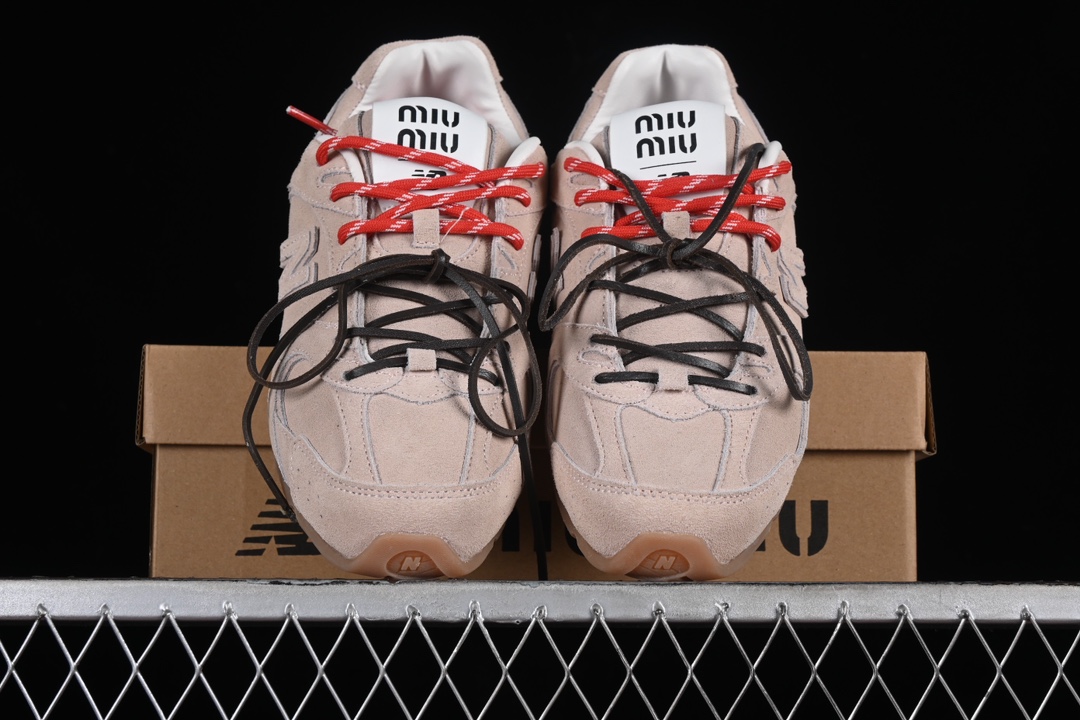 💰300纯原
MiuMiu x New Balance 530系列 意大利奢侈品牌/缪缪联名款低帮经典复古休闲运动慢跑鞋
#鞋款采用解构和轻盈的设计,彷旧的布料包覆着 New Balance 530的轮廓,刻意磨损、不均匀的皮革色调,让波鞋多了不同的个性 这款联名鞋款配有双鞋带设计,包括白色、橙色、棕色和黄色鞋带,营造出随性系起的感觉,为整体感又多了几分 Boyish 以及率性感
尺码:35 36 37 37.5 38 38.5 39.5 40 40.5 41.5 AJD4