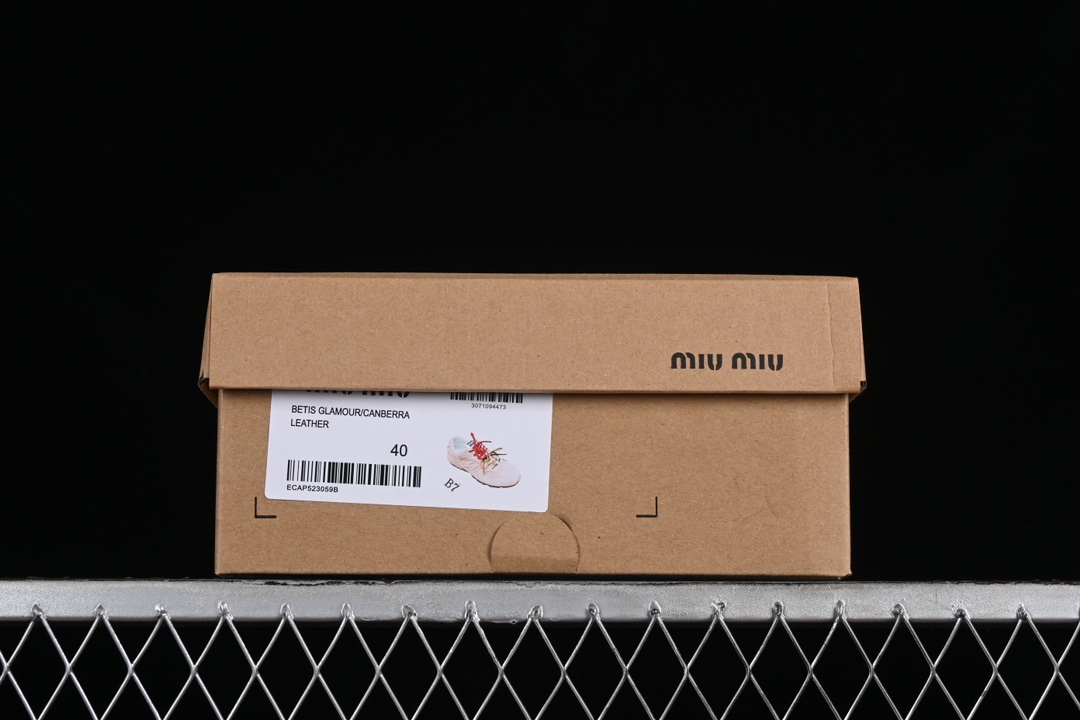 💰300纯原
MiuMiu x New Balance 530系列 意大利奢侈品牌/缪缪联名款低帮经典复古休闲运动慢跑鞋
#鞋款采用解构和轻盈的设计,彷旧的布料包覆着 New Balance 530的轮廓,刻意磨损、不均匀的皮革色调,让波鞋多了不同的个性 这款联名鞋款配有双鞋带设计,包括白色、橙色、棕色和黄色鞋带,营造出随性系起的感觉,为整体感又多了几分 Boyish 以及率性感
尺码:35 36 37 37.5 38 38.5 39.5 40 40.5 41.5 AJD4