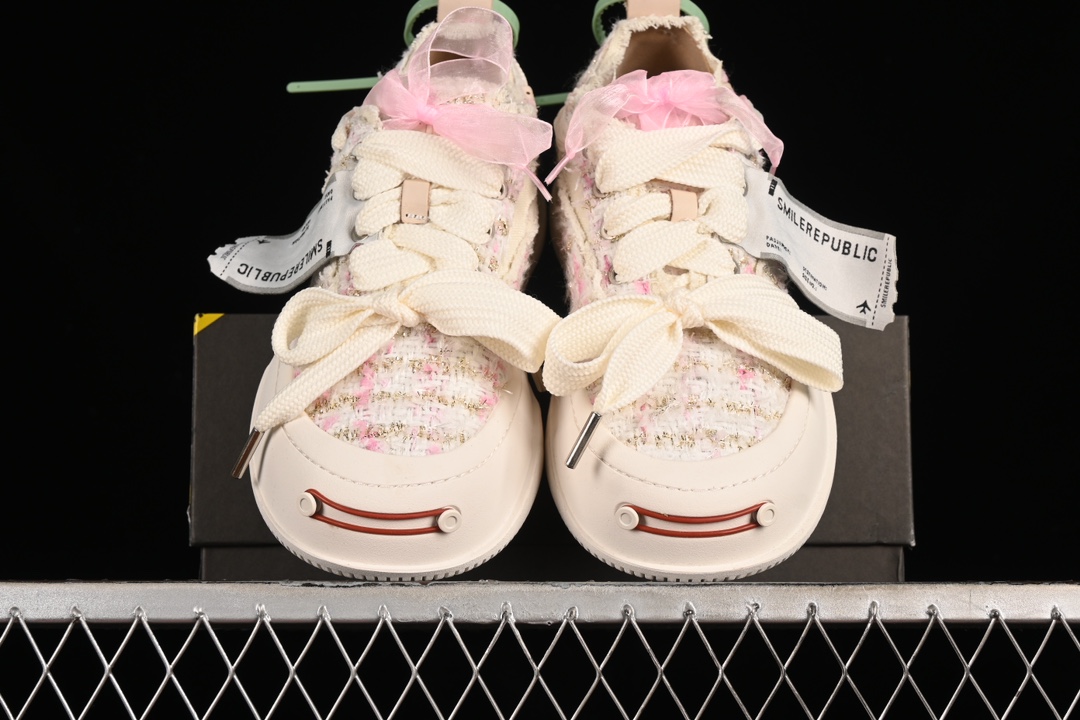 💰280纯原
 SMILEREPUBLIC 明星同款 厚底开口笑帆布鞋
#系列以“SMILE”为灵感来源，捕捉潮流，主打柔软的帆布设计，有裁切的羊毛流苏与独特编织技艺
尺码：35 36 37 38 39 40 G.D4