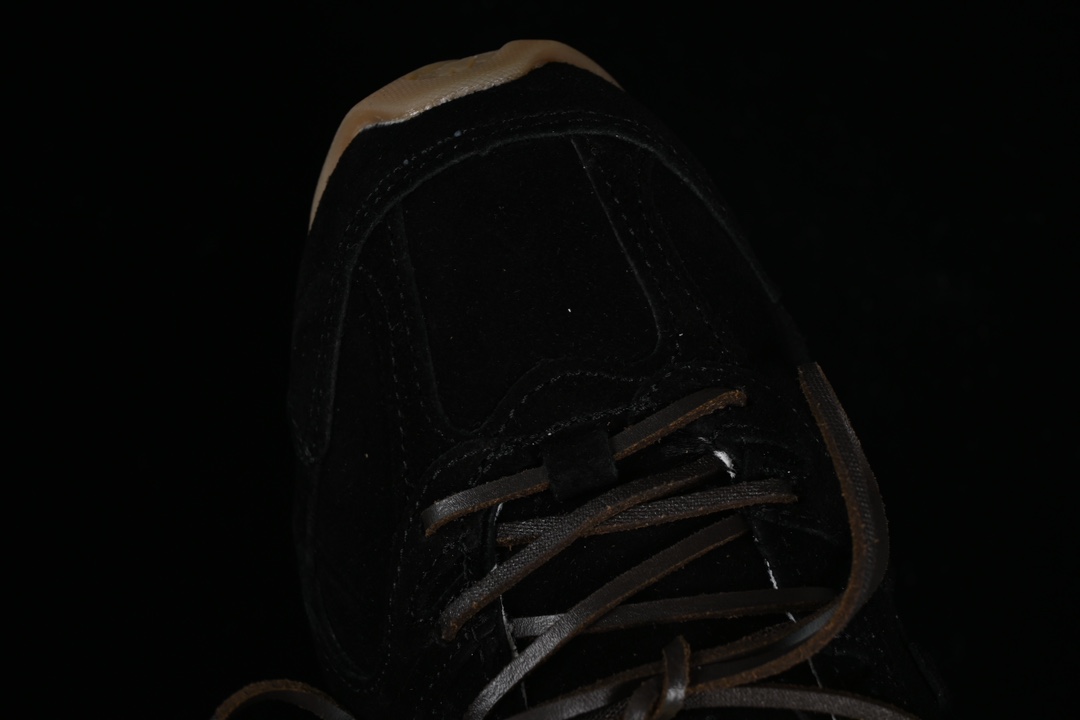 💰300纯原
MiuMiu x New Balance 530系列 意大利奢侈品牌/缪缪联名款低帮经典复古休闲运动慢跑鞋
#鞋款采用解构和轻盈的设计,彷旧的布料包覆着 New Balance 530的轮廓,刻意磨损、不均匀的皮革色调,让波鞋多了不同的个性 这款联名鞋款配有双鞋带设计,包括白色、橙色、棕色和黄色鞋带,营造出随性系起的感觉,为整体感又多了几分 Boyish 以及率性感
尺码:35 36 37 37.5 38 38.5 39.5 40 40.5 41.5 42 42.5 43.5 44 44.5 45 AJD4