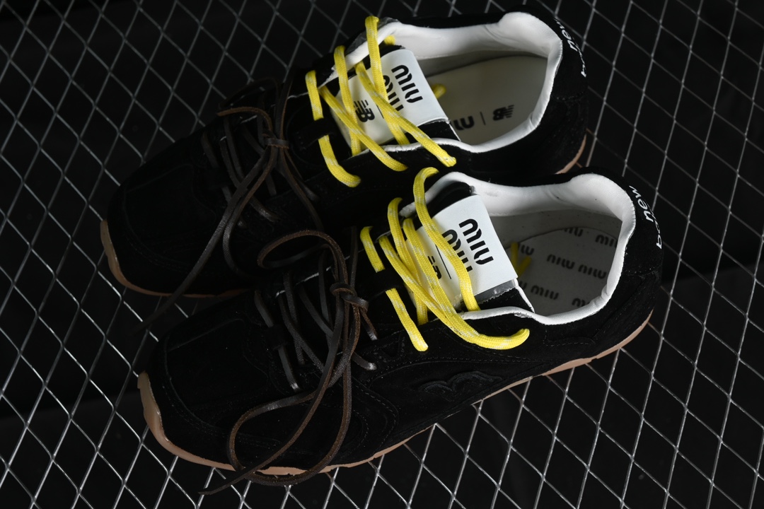 💰300纯原
MiuMiu x New Balance 530系列 意大利奢侈品牌/缪缪联名款低帮经典复古休闲运动慢跑鞋
#鞋款采用解构和轻盈的设计,彷旧的布料包覆着 New Balance 530的轮廓,刻意磨损、不均匀的皮革色调,让波鞋多了不同的个性 这款联名鞋款配有双鞋带设计,包括白色、橙色、棕色和黄色鞋带,营造出随性系起的感觉,为整体感又多了几分 Boyish 以及率性感
尺码:35 36 37 37.5 38 38.5 39.5 40 40.5 41.5 42 42.5 43.5 44 44.5 45 AJD4