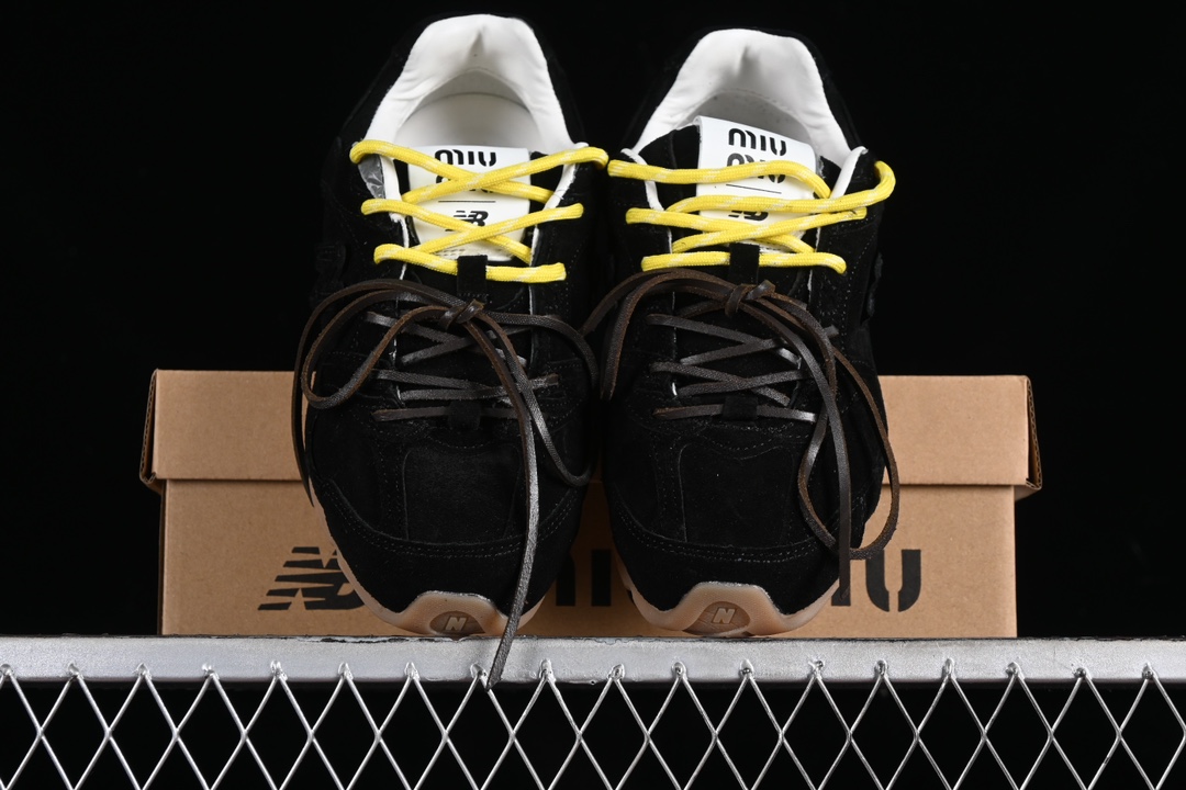 💰300纯原
MiuMiu x New Balance 530系列 意大利奢侈品牌/缪缪联名款低帮经典复古休闲运动慢跑鞋
#鞋款采用解构和轻盈的设计,彷旧的布料包覆着 New Balance 530的轮廓,刻意磨损、不均匀的皮革色调,让波鞋多了不同的个性 这款联名鞋款配有双鞋带设计,包括白色、橙色、棕色和黄色鞋带,营造出随性系起的感觉,为整体感又多了几分 Boyish 以及率性感
尺码:35 36 37 37.5 38 38.5 39.5 40 40.5 41.5 42 42.5 43.5 44 44.5 45 AJD4