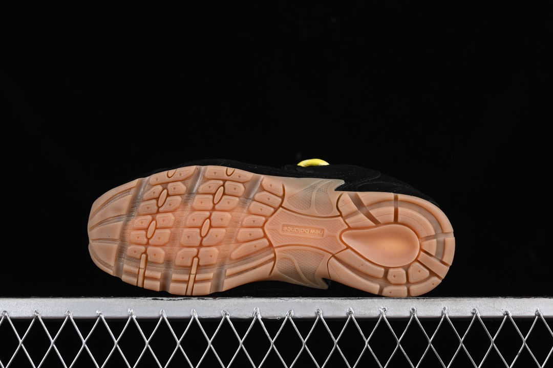 💰300纯原
MiuMiu x New Balance 530系列 意大利奢侈品牌/缪缪联名款低帮经典复古休闲运动慢跑鞋
#鞋款采用解构和轻盈的设计,彷旧的布料包覆着 New Balance 530的轮廓,刻意磨损、不均匀的皮革色调,让波鞋多了不同的个性 这款联名鞋款配有双鞋带设计,包括白色、橙色、棕色和黄色鞋带,营造出随性系起的感觉,为整体感又多了几分 Boyish 以及率性感
尺码:35 36 37 37.5 38 38.5 39.5 40 40.5 41.5 42 42.5 43.5 44 44.5 45 AJD4