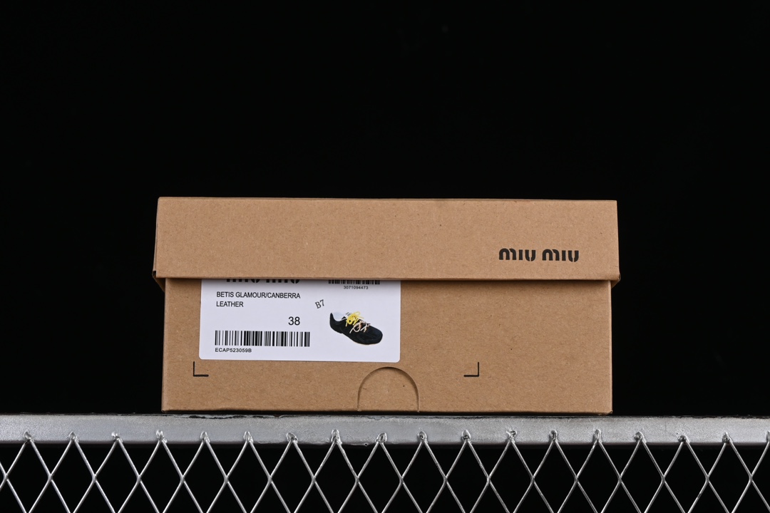 💰300纯原
MiuMiu x New Balance 530系列 意大利奢侈品牌/缪缪联名款低帮经典复古休闲运动慢跑鞋
#鞋款采用解构和轻盈的设计,彷旧的布料包覆着 New Balance 530的轮廓,刻意磨损、不均匀的皮革色调,让波鞋多了不同的个性 这款联名鞋款配有双鞋带设计,包括白色、橙色、棕色和黄色鞋带,营造出随性系起的感觉,为整体感又多了几分 Boyish 以及率性感
尺码:35 36 37 37.5 38 38.5 39.5 40 40.5 41.5 42 42.5 43.5 44 44.5 45 AJD4