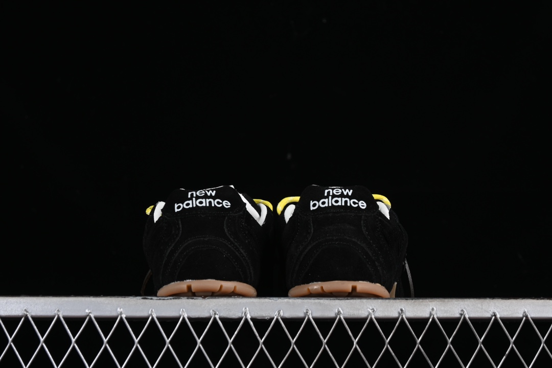 💰300纯原
MiuMiu x New Balance 530系列 意大利奢侈品牌/缪缪联名款低帮经典复古休闲运动慢跑鞋
#鞋款采用解构和轻盈的设计,彷旧的布料包覆着 New Balance 530的轮廓,刻意磨损、不均匀的皮革色调,让波鞋多了不同的个性 这款联名鞋款配有双鞋带设计,包括白色、橙色、棕色和黄色鞋带,营造出随性系起的感觉,为整体感又多了几分 Boyish 以及率性感
尺码:35 36 37 37.5 38 38.5 39.5 40 40.5 41.5 42 42.5 43.5 44 44.5 45 AJD4