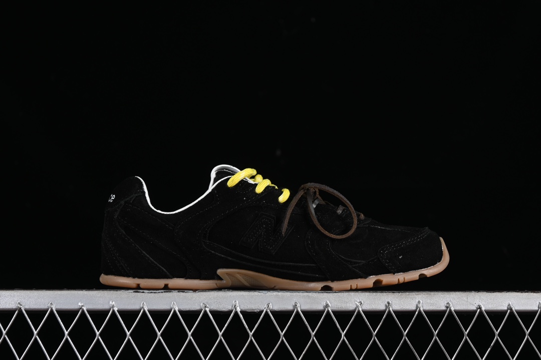 💰300纯原
MiuMiu x New Balance 530系列 意大利奢侈品牌/缪缪联名款低帮经典复古休闲运动慢跑鞋
#鞋款采用解构和轻盈的设计,彷旧的布料包覆着 New Balance 530的轮廓,刻意磨损、不均匀的皮革色调,让波鞋多了不同的个性 这款联名鞋款配有双鞋带设计,包括白色、橙色、棕色和黄色鞋带,营造出随性系起的感觉,为整体感又多了几分 Boyish 以及率性感
尺码:35 36 37 37.5 38 38.5 39.5 40 40.5 41.5 42 42.5 43.5 44 44.5 45 AJD4