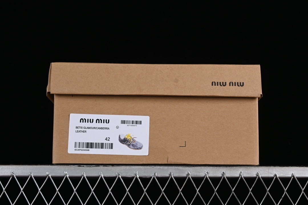 💰300纯原
MiuMiu x New Balance 530系列 意大利奢侈品牌/缪缪联名款低帮经典复古休闲运动慢跑鞋
#鞋款采用解构和轻盈的设计,彷旧的布料包覆着 New Balance 530的轮廓,刻意磨损、不均匀的皮革色调,让波鞋多了不同的个性 这款联名鞋款配有双鞋带设计,包括白色、橙色、棕色和黄色鞋带,营造出随性系起的感觉,为整体感又多了几分 Boyish 以及率性感
尺码:35 36 37 37.5 38 38.5 39.5 40 40.5 41.5 42 42.5 43.5 44 44.5 45 AJD4