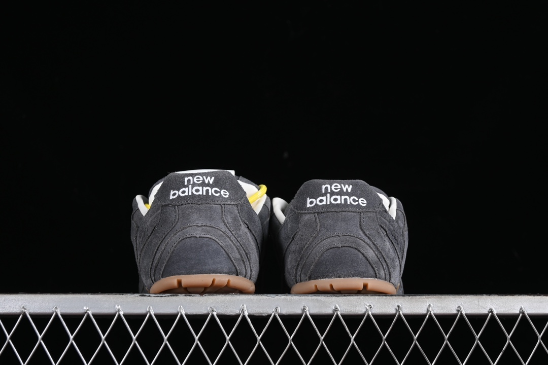 💰300纯原
MiuMiu x New Balance 530系列 意大利奢侈品牌/缪缪联名款低帮经典复古休闲运动慢跑鞋
#鞋款采用解构和轻盈的设计,彷旧的布料包覆着 New Balance 530的轮廓,刻意磨损、不均匀的皮革色调,让波鞋多了不同的个性 这款联名鞋款配有双鞋带设计,包括白色、橙色、棕色和黄色鞋带,营造出随性系起的感觉,为整体感又多了几分 Boyish 以及率性感
尺码:35 36 37 37.5 38 38.5 39.5 40 40.5 41.5 42 42.5 43.5 44 44.5 45 AJD4