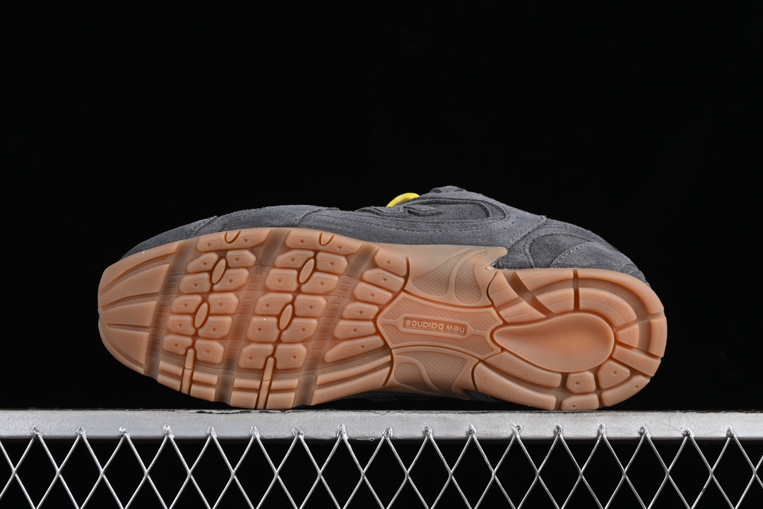 💰300纯原
MiuMiu x New Balance 530系列 意大利奢侈品牌/缪缪联名款低帮经典复古休闲运动慢跑鞋
#鞋款采用解构和轻盈的设计,彷旧的布料包覆着 New Balance 530的轮廓,刻意磨损、不均匀的皮革色调,让波鞋多了不同的个性 这款联名鞋款配有双鞋带设计,包括白色、橙色、棕色和黄色鞋带,营造出随性系起的感觉,为整体感又多了几分 Boyish 以及率性感
尺码:35 36 37 37.5 38 38.5 39.5 40 40.5 41.5 42 42.5 43.5 44 44.5 45 AJD4
