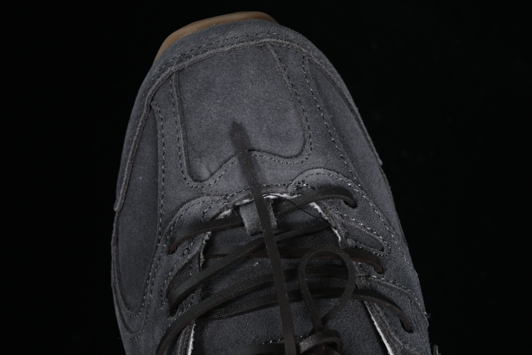 💰300纯原
MiuMiu x New Balance 530系列 意大利奢侈品牌/缪缪联名款低帮经典复古休闲运动慢跑鞋
#鞋款采用解构和轻盈的设计,彷旧的布料包覆着 New Balance 530的轮廓,刻意磨损、不均匀的皮革色调,让波鞋多了不同的个性 这款联名鞋款配有双鞋带设计,包括白色、橙色、棕色和黄色鞋带,营造出随性系起的感觉,为整体感又多了几分 Boyish 以及率性感
尺码:35 36 37 37.5 38 38.5 39.5 40 40.5 41.5 42 42.5 43.5 44 44.5 45 AJD4