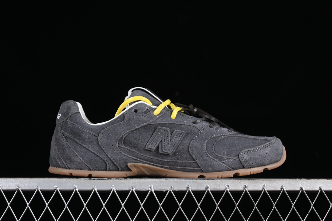 💰300纯原
MiuMiu x New Balance 530系列 意大利奢侈品牌/缪缪联名款低帮经典复古休闲运动慢跑鞋
#鞋款采用解构和轻盈的设计,彷旧的布料包覆着 New Balance 530的轮廓,刻意磨损、不均匀的皮革色调,让波鞋多了不同的个性 这款联名鞋款配有双鞋带设计,包括白色、橙色、棕色和黄色鞋带,营造出随性系起的感觉,为整体感又多了几分 Boyish 以及率性感
尺码:35 36 37 37.5 38 38.5 39.5 40 40.5 41.5 42 42.5 43.5 44 44.5 45 AJD4