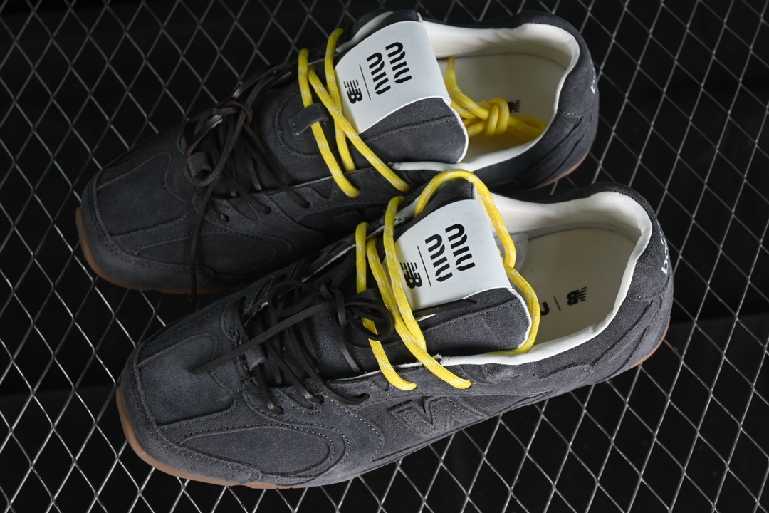 💰300纯原
MiuMiu x New Balance 530系列 意大利奢侈品牌/缪缪联名款低帮经典复古休闲运动慢跑鞋
#鞋款采用解构和轻盈的设计,彷旧的布料包覆着 New Balance 530的轮廓,刻意磨损、不均匀的皮革色调,让波鞋多了不同的个性 这款联名鞋款配有双鞋带设计,包括白色、橙色、棕色和黄色鞋带,营造出随性系起的感觉,为整体感又多了几分 Boyish 以及率性感
尺码:35 36 37 37.5 38 38.5 39.5 40 40.5 41.5 42 42.5 43.5 44 44.5 45 AJD4