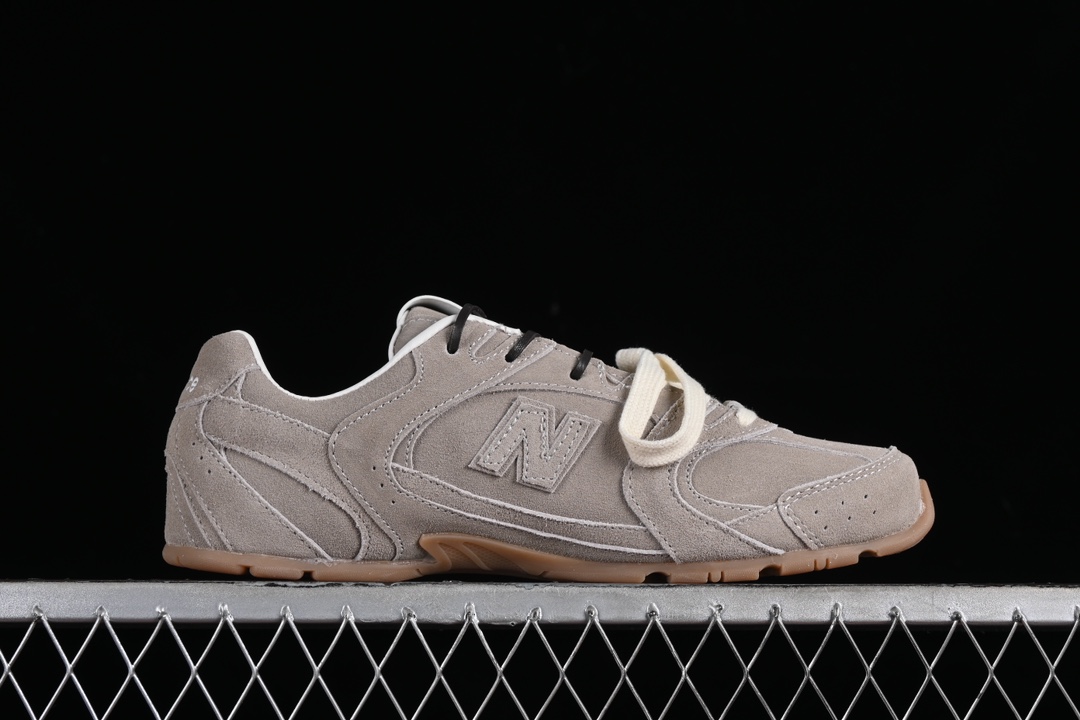 💰300纯原
MiuMiu x New Balance 530系列 意大利奢侈品牌/缪缪联名款低帮经典复古休闲运动慢跑鞋
#鞋款采用解构和轻盈的设计,彷旧的布料包覆着 New Balance 530的轮廓,刻意磨损、不均匀的皮革色调,让波鞋多了不同的个性 这款联名鞋款配有双鞋带设计,包括白色、橙色、棕色和黄色鞋带,营造出随性系起的感觉,为整体感又多了几分 Boyish 以及率性感
尺码:35 36 37 37.5 38 38.5 39.5 40 40.5 41.5 42 42.5 43.5 44 44.5 45 AJD4