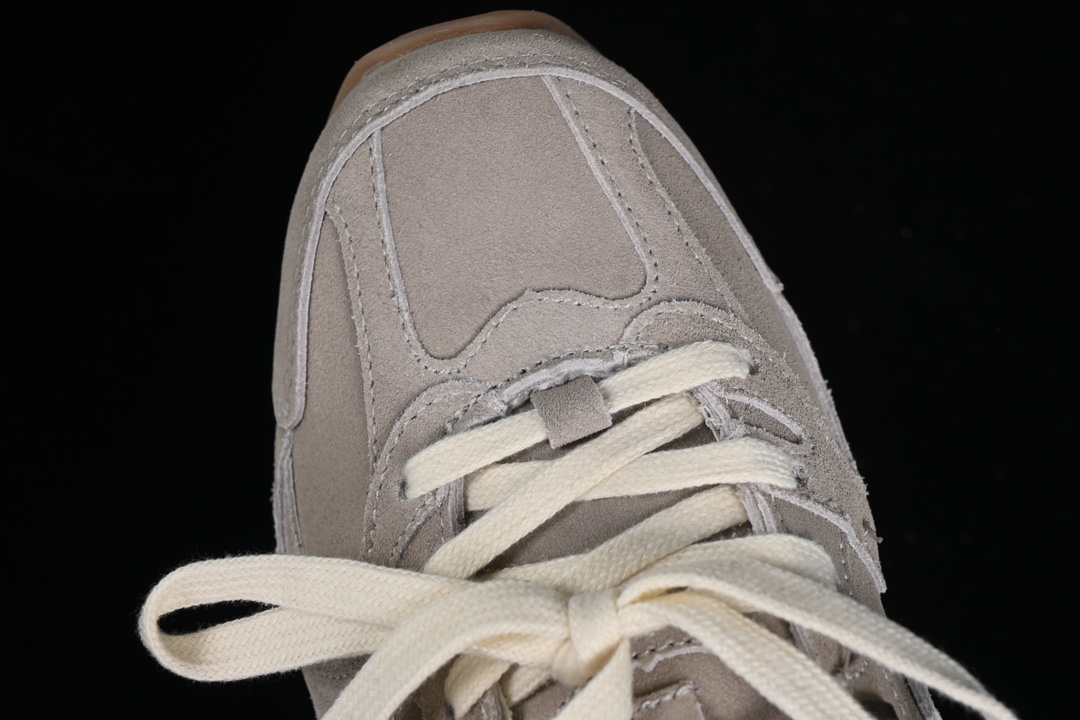 💰300纯原
MiuMiu x New Balance 530系列 意大利奢侈品牌/缪缪联名款低帮经典复古休闲运动慢跑鞋
#鞋款采用解构和轻盈的设计,彷旧的布料包覆着 New Balance 530的轮廓,刻意磨损、不均匀的皮革色调,让波鞋多了不同的个性 这款联名鞋款配有双鞋带设计,包括白色、橙色、棕色和黄色鞋带,营造出随性系起的感觉,为整体感又多了几分 Boyish 以及率性感
尺码:35 36 37 37.5 38 38.5 39.5 40 40.5 41.5 42 42.5 43.5 44 44.5 45 AJD4