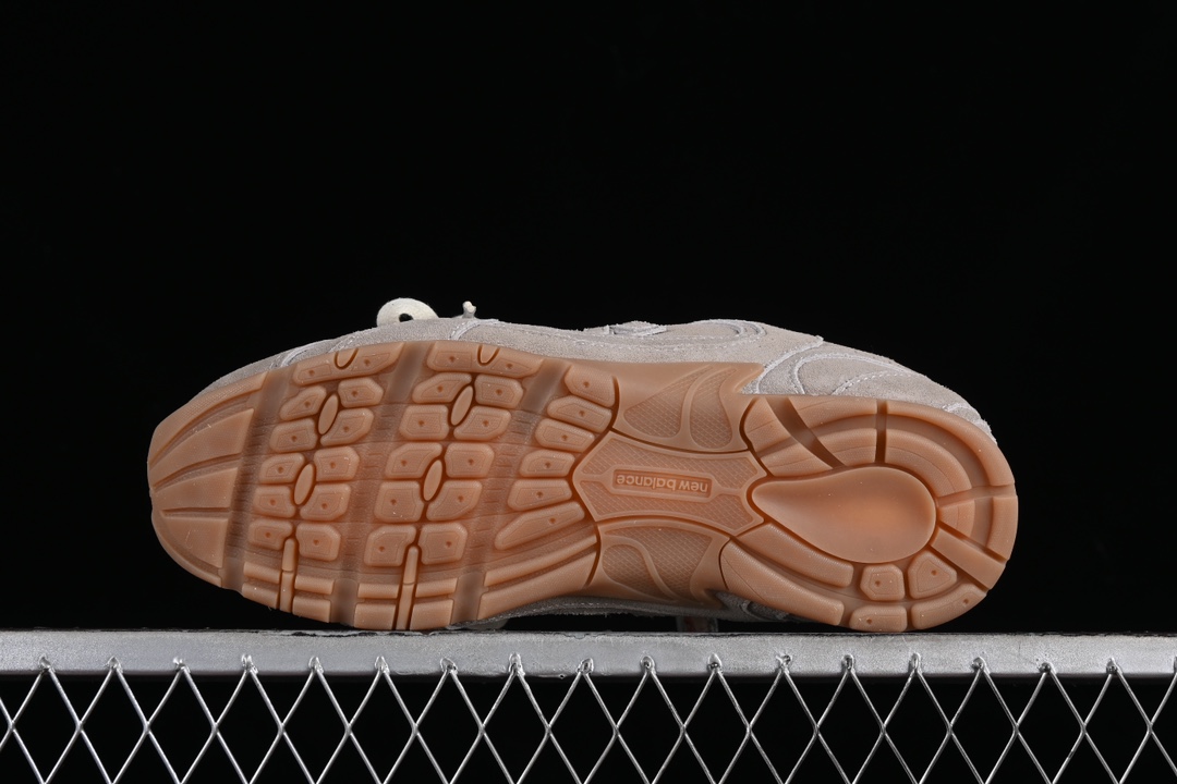 💰300纯原
MiuMiu x New Balance 530系列 意大利奢侈品牌/缪缪联名款低帮经典复古休闲运动慢跑鞋
#鞋款采用解构和轻盈的设计,彷旧的布料包覆着 New Balance 530的轮廓,刻意磨损、不均匀的皮革色调,让波鞋多了不同的个性 这款联名鞋款配有双鞋带设计,包括白色、橙色、棕色和黄色鞋带,营造出随性系起的感觉,为整体感又多了几分 Boyish 以及率性感
尺码:35 36 37 37.5 38 38.5 39.5 40 40.5 41.5 42 42.5 43.5 44 44.5 45 AJD4