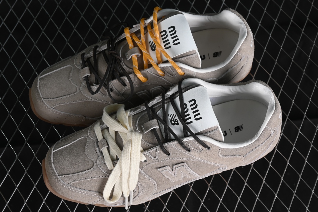 💰300纯原
MiuMiu x New Balance 530系列 意大利奢侈品牌/缪缪联名款低帮经典复古休闲运动慢跑鞋
#鞋款采用解构和轻盈的设计,彷旧的布料包覆着 New Balance 530的轮廓,刻意磨损、不均匀的皮革色调,让波鞋多了不同的个性 这款联名鞋款配有双鞋带设计,包括白色、橙色、棕色和黄色鞋带,营造出随性系起的感觉,为整体感又多了几分 Boyish 以及率性感
尺码:35 36 37 37.5 38 38.5 39.5 40 40.5 41.5 42 42.5 43.5 44 44.5 45 AJD4