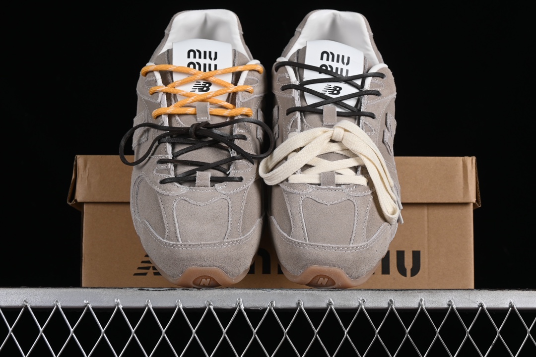 💰300纯原
MiuMiu x New Balance 530系列 意大利奢侈品牌/缪缪联名款低帮经典复古休闲运动慢跑鞋
#鞋款采用解构和轻盈的设计,彷旧的布料包覆着 New Balance 530的轮廓,刻意磨损、不均匀的皮革色调,让波鞋多了不同的个性 这款联名鞋款配有双鞋带设计,包括白色、橙色、棕色和黄色鞋带,营造出随性系起的感觉,为整体感又多了几分 Boyish 以及率性感
尺码:35 36 37 37.5 38 38.5 39.5 40 40.5 41.5 42 42.5 43.5 44 44.5 45 AJD4