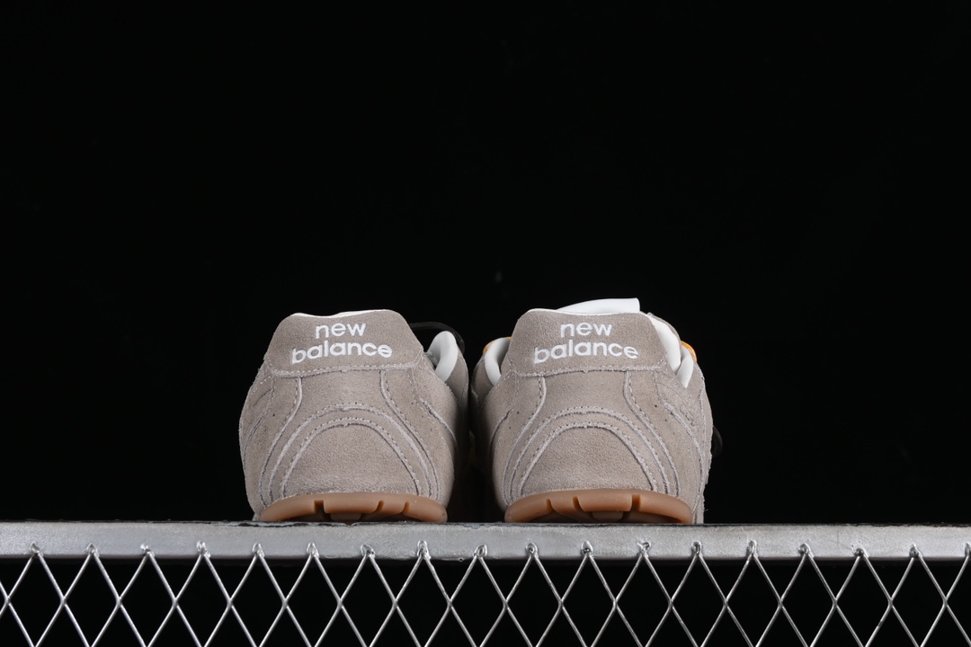 💰300纯原
MiuMiu x New Balance 530系列 意大利奢侈品牌/缪缪联名款低帮经典复古休闲运动慢跑鞋
#鞋款采用解构和轻盈的设计,彷旧的布料包覆着 New Balance 530的轮廓,刻意磨损、不均匀的皮革色调,让波鞋多了不同的个性 这款联名鞋款配有双鞋带设计,包括白色、橙色、棕色和黄色鞋带,营造出随性系起的感觉,为整体感又多了几分 Boyish 以及率性感
尺码:35 36 37 37.5 38 38.5 39.5 40 40.5 41.5 42 42.5 43.5 44 44.5 45 AJD4