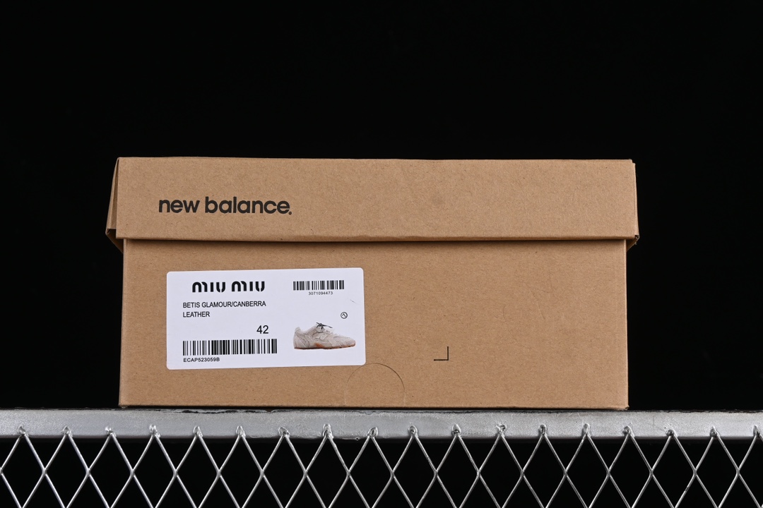 💰300纯原
MiuMiu x New Balance 530系列 意大利奢侈品牌/缪缪联名款低帮经典复古休闲运动慢跑鞋
#鞋款采用解构和轻盈的设计,彷旧的布料包覆着 New Balance 530的轮廓,刻意磨损、不均匀的皮革色调,让波鞋多了不同的个性 这款联名鞋款配有双鞋带设计,包括白色、橙色、棕色和黄色鞋带,营造出随性系起的感觉,为整体感又多了几分 Boyish 以及率性感
尺码:35 36 37 37.5 38 38.5 39.5 40 40.5 41.5 42 42.5 43.5 44 44.5 45 AJD4