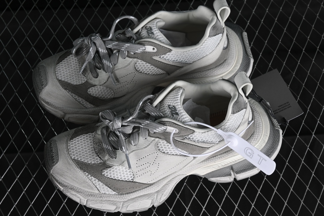 💰360纯原
Balenciaga Phantom Sneaker 官方同步 巴黎世家 十代潮流跑鞋 W3XLH1212
#增加全新设计 在延续 Track Trainer 户外轮廓和复杂鞋面结构的同时，新版本在后跟位置增加了透明带的部件
尺码：35 36 37 38 39 40 41 42 43 44 45 46 偏大一码 HCD4
