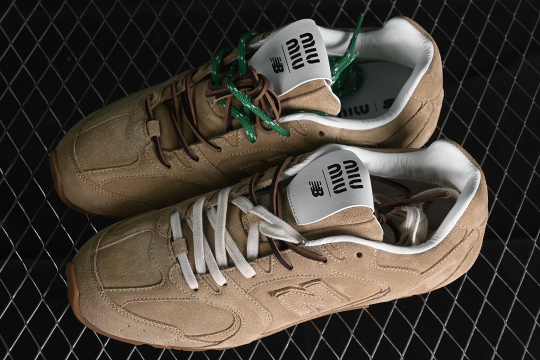 💰380纯原
MiuMiu x New Balance 530系列 意大利奢侈品牌/缪缪联名款低帮经典复古休闲运动慢跑 38165卡其
#鞋款采用解构和轻盈的设计,彷旧的布料包覆着 New Balance 530的轮廓,刻意磨损、不均匀的皮革色调,让波鞋多了不同的个性 这款联名鞋款配有双鞋带设计,包括白色、橙色、棕色和黄色鞋带,营造出随性系起的感觉,为整体感又多了几分 Boyish 以及率性感
尺码:35 36 37 37.5 38 38.5 39.5 40 40.5 41.5 42 42.5 43.5 44 AJE5