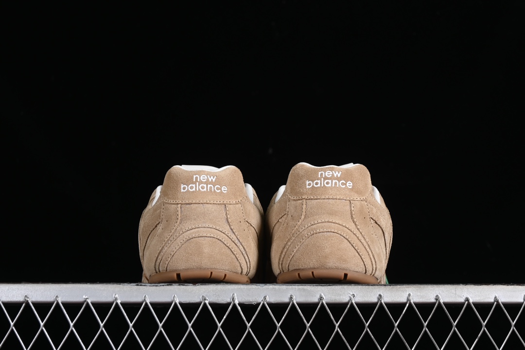 💰380纯原
MiuMiu x New Balance 530系列 意大利奢侈品牌/缪缪联名款低帮经典复古休闲运动慢跑 38165卡其
#鞋款采用解构和轻盈的设计,彷旧的布料包覆着 New Balance 530的轮廓,刻意磨损、不均匀的皮革色调,让波鞋多了不同的个性 这款联名鞋款配有双鞋带设计,包括白色、橙色、棕色和黄色鞋带,营造出随性系起的感觉,为整体感又多了几分 Boyish 以及率性感
尺码:35 36 37 37.5 38 38.5 39.5 40 40.5 41.5 42 42.5 43.5 44 AJE5
