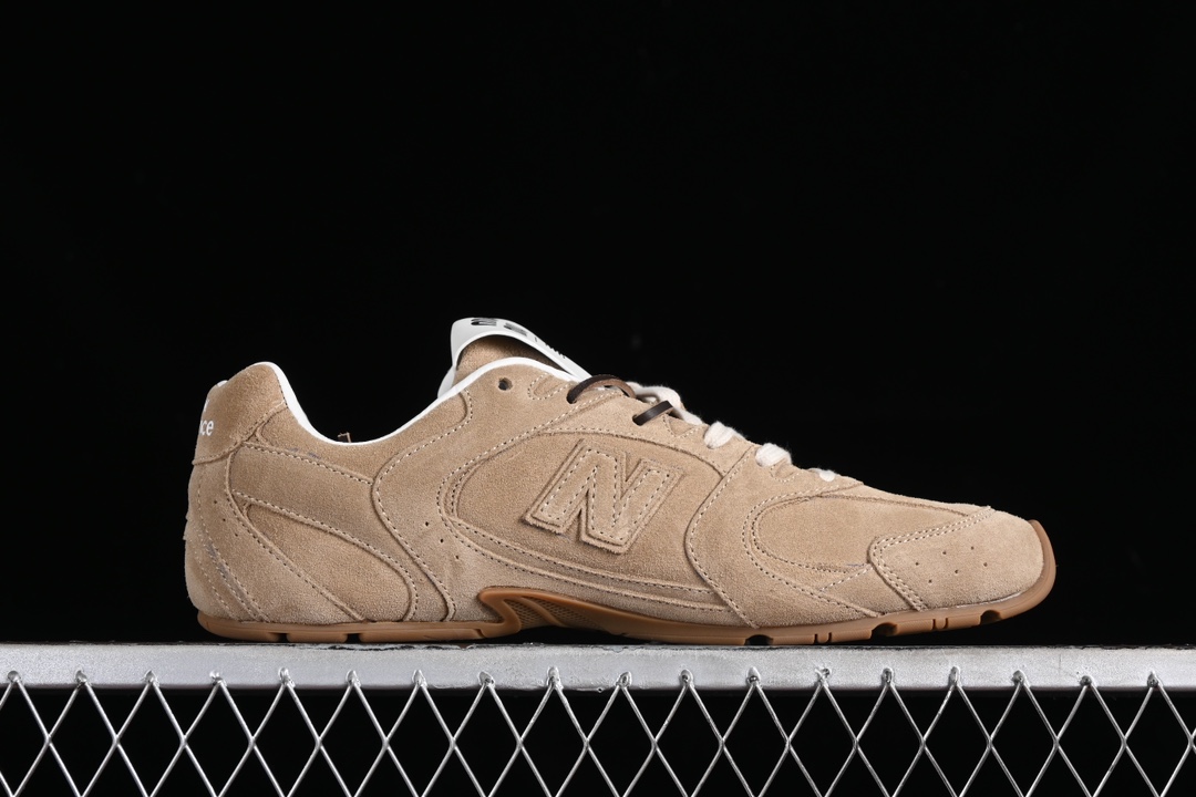 💰380纯原
MiuMiu x New Balance 530系列 意大利奢侈品牌/缪缪联名款低帮经典复古休闲运动慢跑 38165卡其
#鞋款采用解构和轻盈的设计,彷旧的布料包覆着 New Balance 530的轮廓,刻意磨损、不均匀的皮革色调,让波鞋多了不同的个性 这款联名鞋款配有双鞋带设计,包括白色、橙色、棕色和黄色鞋带,营造出随性系起的感觉,为整体感又多了几分 Boyish 以及率性感
尺码:35 36 37 37.5 38 38.5 39.5 40 40.5 41.5 42 42.5 43.5 44 AJE5