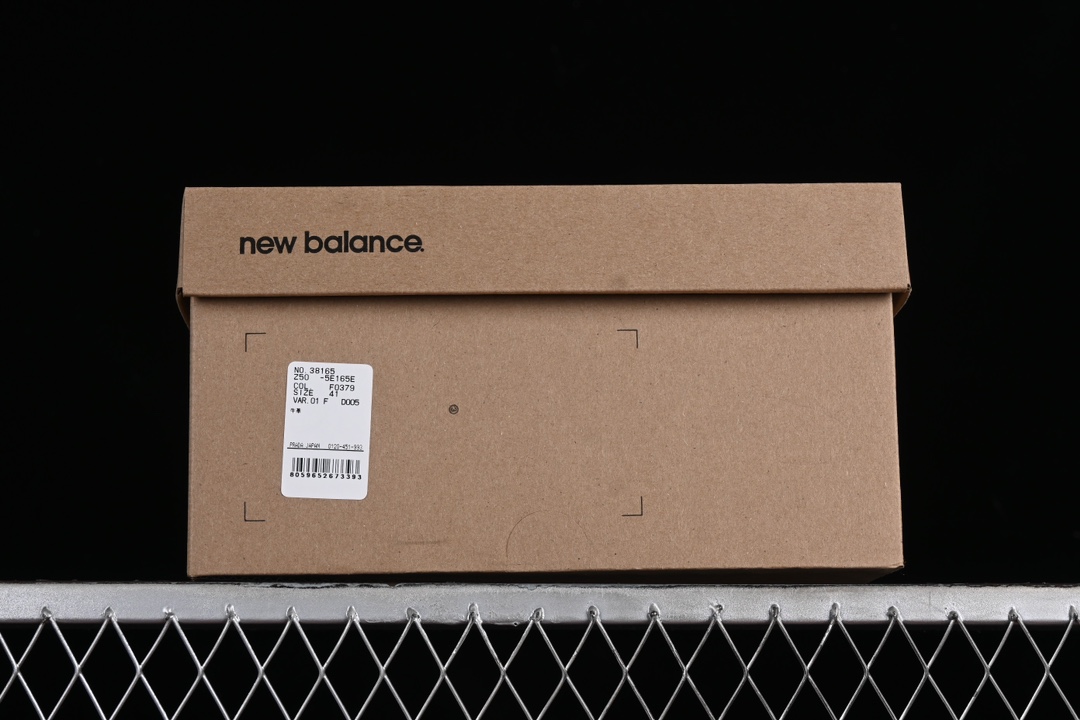 💰380纯原
MiuMiu x New Balance 530系列 意大利奢侈品牌/缪缪联名款低帮经典复古休闲运动慢跑 38165卡其
#鞋款采用解构和轻盈的设计,彷旧的布料包覆着 New Balance 530的轮廓,刻意磨损、不均匀的皮革色调,让波鞋多了不同的个性 这款联名鞋款配有双鞋带设计,包括白色、橙色、棕色和黄色鞋带,营造出随性系起的感觉,为整体感又多了几分 Boyish 以及率性感
尺码:35 36 37 37.5 38 38.5 39.5 40 40.5 41.5 42 42.5 43.5 44 AJE5