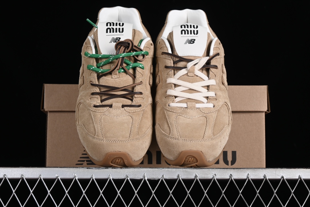 💰380纯原
MiuMiu x New Balance 530系列 意大利奢侈品牌/缪缪联名款低帮经典复古休闲运动慢跑 38165卡其
#鞋款采用解构和轻盈的设计,彷旧的布料包覆着 New Balance 530的轮廓,刻意磨损、不均匀的皮革色调,让波鞋多了不同的个性 这款联名鞋款配有双鞋带设计,包括白色、橙色、棕色和黄色鞋带,营造出随性系起的感觉,为整体感又多了几分 Boyish 以及率性感
尺码:35 36 37 37.5 38 38.5 39.5 40 40.5 41.5 42 42.5 43.5 44 AJE5