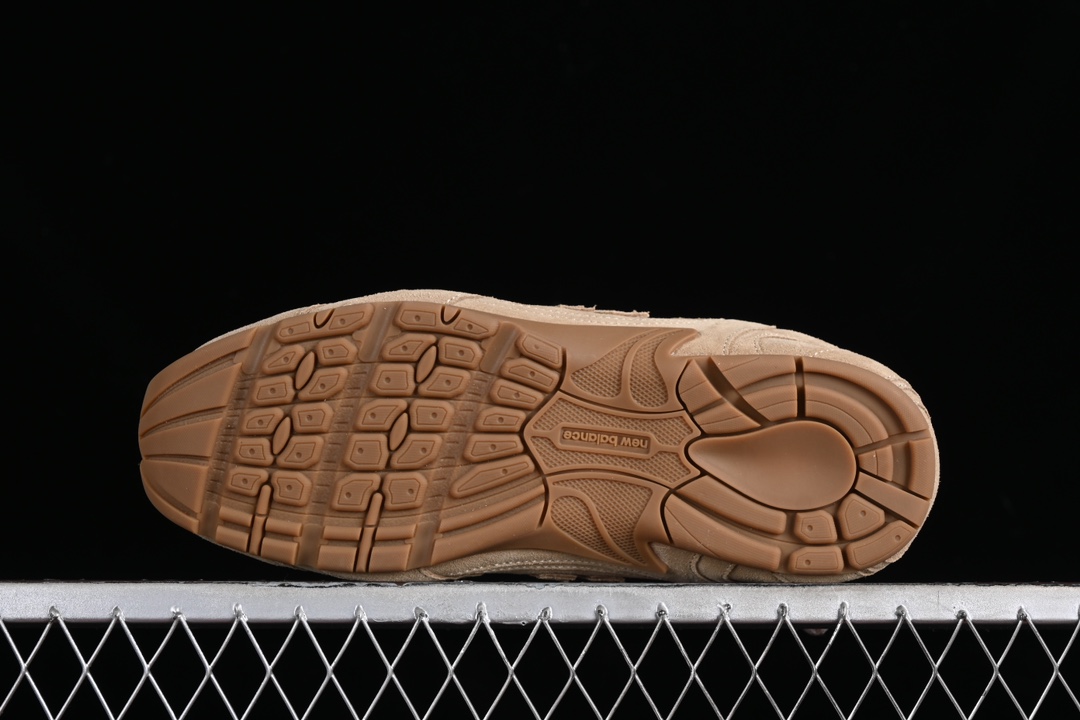 💰380纯原
MiuMiu x New Balance 530系列 意大利奢侈品牌/缪缪联名款低帮经典复古休闲运动慢跑 38165卡其
#鞋款采用解构和轻盈的设计,彷旧的布料包覆着 New Balance 530的轮廓,刻意磨损、不均匀的皮革色调,让波鞋多了不同的个性 这款联名鞋款配有双鞋带设计,包括白色、橙色、棕色和黄色鞋带,营造出随性系起的感觉,为整体感又多了几分 Boyish 以及率性感
尺码:35 36 37 37.5 38 38.5 39.5 40 40.5 41.5 42 42.5 43.5 44 AJE5
