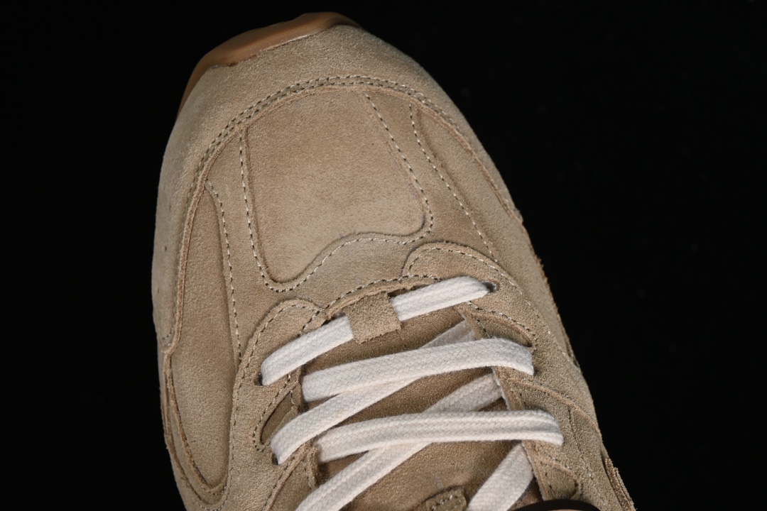 💰380纯原
MiuMiu x New Balance 530系列 意大利奢侈品牌/缪缪联名款低帮经典复古休闲运动慢跑 38165卡其
#鞋款采用解构和轻盈的设计,彷旧的布料包覆着 New Balance 530的轮廓,刻意磨损、不均匀的皮革色调,让波鞋多了不同的个性 这款联名鞋款配有双鞋带设计,包括白色、橙色、棕色和黄色鞋带,营造出随性系起的感觉,为整体感又多了几分 Boyish 以及率性感
尺码:35 36 37 37.5 38 38.5 39.5 40 40.5 41.5 42 42.5 43.5 44 AJE5