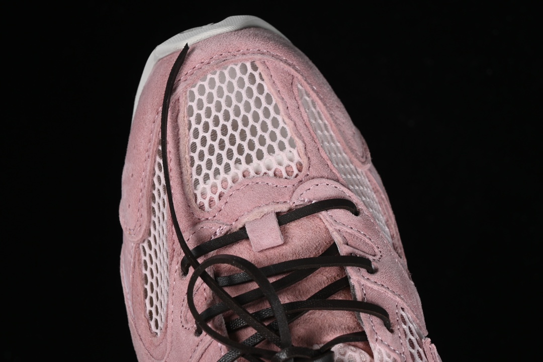 💰300纯原
MiuMiu x New Balance 530系列 意大利奢侈品牌/缪缪联名款低帮经典复古休闲运动慢跑鞋
#鞋款采用解构和轻盈的设计,彷旧的布料包覆着 New Balance 530的轮廓,刻意磨损、不均匀的皮革色调,让波鞋多了不同的个性 这款联名鞋款配有双鞋带设计,包括白色、橙色、棕色和黄色鞋带,营造出随性系起的感觉,为整体感又多了几分 Boyish 以及率性感
尺码:35 36 37 37.5 38 38.5 39.5 40 40.5 41.5 AJD4