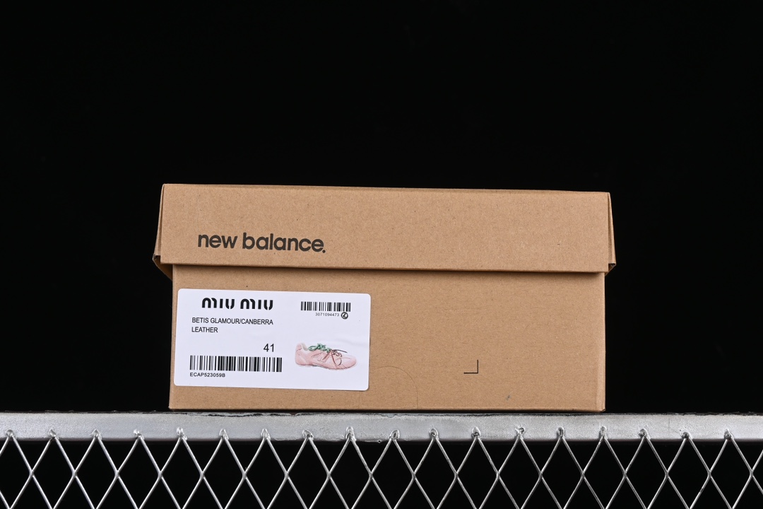 💰300纯原
MiuMiu x New Balance 530系列 意大利奢侈品牌/缪缪联名款低帮经典复古休闲运动慢跑鞋
#鞋款采用解构和轻盈的设计,彷旧的布料包覆着 New Balance 530的轮廓,刻意磨损、不均匀的皮革色调,让波鞋多了不同的个性 这款联名鞋款配有双鞋带设计,包括白色、橙色、棕色和黄色鞋带,营造出随性系起的感觉,为整体感又多了几分 Boyish 以及率性感
尺码:35 36 37 37.5 38 38.5 39.5 40 40.5 41.5 AJD4