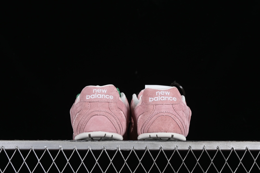 💰300纯原
MiuMiu x New Balance 530系列 意大利奢侈品牌/缪缪联名款低帮经典复古休闲运动慢跑鞋
#鞋款采用解构和轻盈的设计,彷旧的布料包覆着 New Balance 530的轮廓,刻意磨损、不均匀的皮革色调,让波鞋多了不同的个性 这款联名鞋款配有双鞋带设计,包括白色、橙色、棕色和黄色鞋带,营造出随性系起的感觉,为整体感又多了几分 Boyish 以及率性感
尺码:35 36 37 37.5 38 38.5 39.5 40 40.5 41.5 AJD4