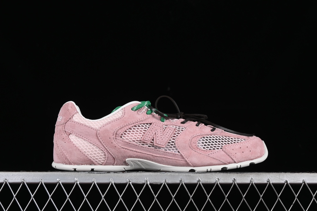 💰300纯原
MiuMiu x New Balance 530系列 意大利奢侈品牌/缪缪联名款低帮经典复古休闲运动慢跑鞋
#鞋款采用解构和轻盈的设计,彷旧的布料包覆着 New Balance 530的轮廓,刻意磨损、不均匀的皮革色调,让波鞋多了不同的个性 这款联名鞋款配有双鞋带设计,包括白色、橙色、棕色和黄色鞋带,营造出随性系起的感觉,为整体感又多了几分 Boyish 以及率性感
尺码:35 36 37 37.5 38 38.5 39.5 40 40.5 41.5 AJD4