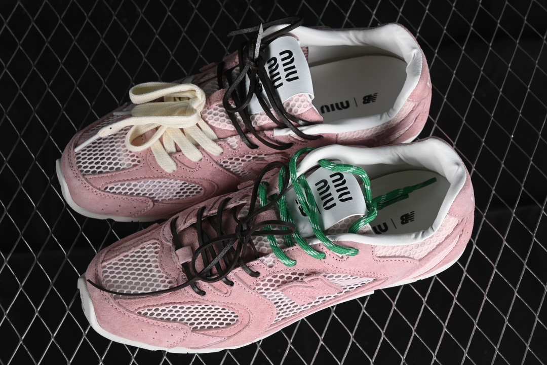 💰300纯原
MiuMiu x New Balance 530系列 意大利奢侈品牌/缪缪联名款低帮经典复古休闲运动慢跑鞋
#鞋款采用解构和轻盈的设计,彷旧的布料包覆着 New Balance 530的轮廓,刻意磨损、不均匀的皮革色调,让波鞋多了不同的个性 这款联名鞋款配有双鞋带设计,包括白色、橙色、棕色和黄色鞋带,营造出随性系起的感觉,为整体感又多了几分 Boyish 以及率性感
尺码:35 36 37 37.5 38 38.5 39.5 40 40.5 41.5 AJD4